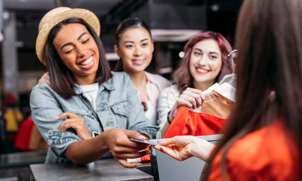 jeunes femmes recevant une carte de fidélité : marketing relationnel