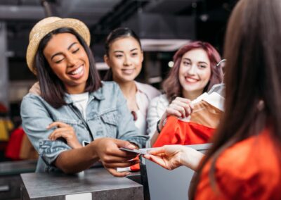 jeunes femmes recevant une carte de fidélité : marketing relationnel