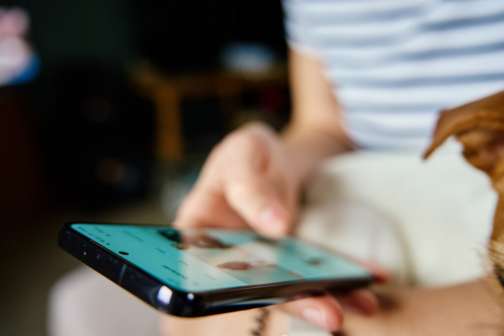 Main tenant un téléphone affichant une page web