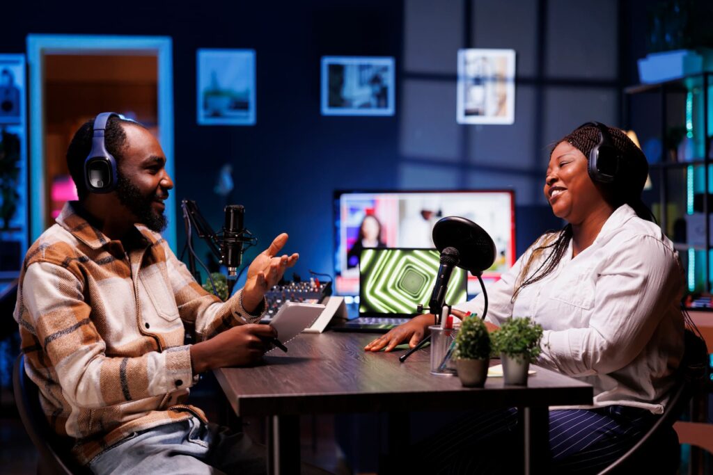 Deux animateurs réalisant un podcast dans leur studio d'enregistrement