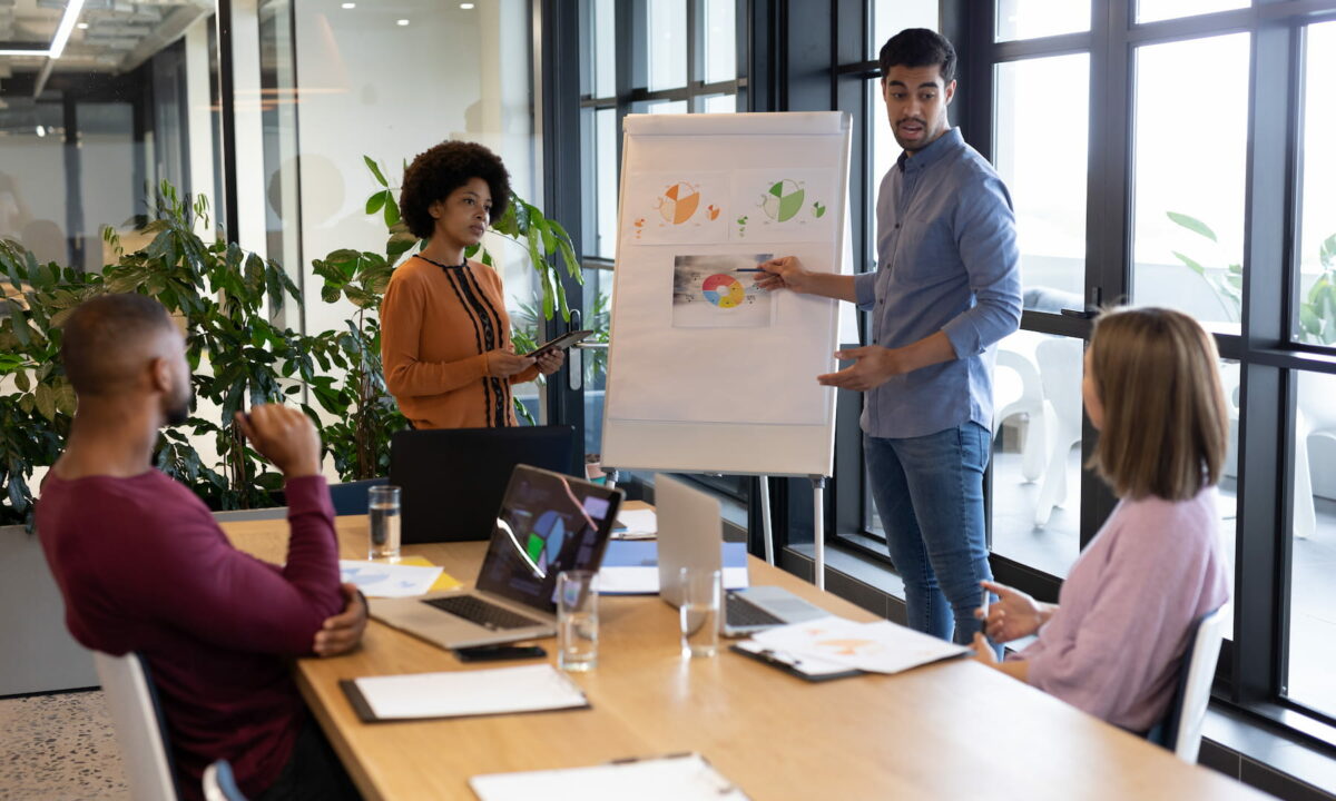Des employés présentant la stratégie marketing de l'entreprise à ses collègues