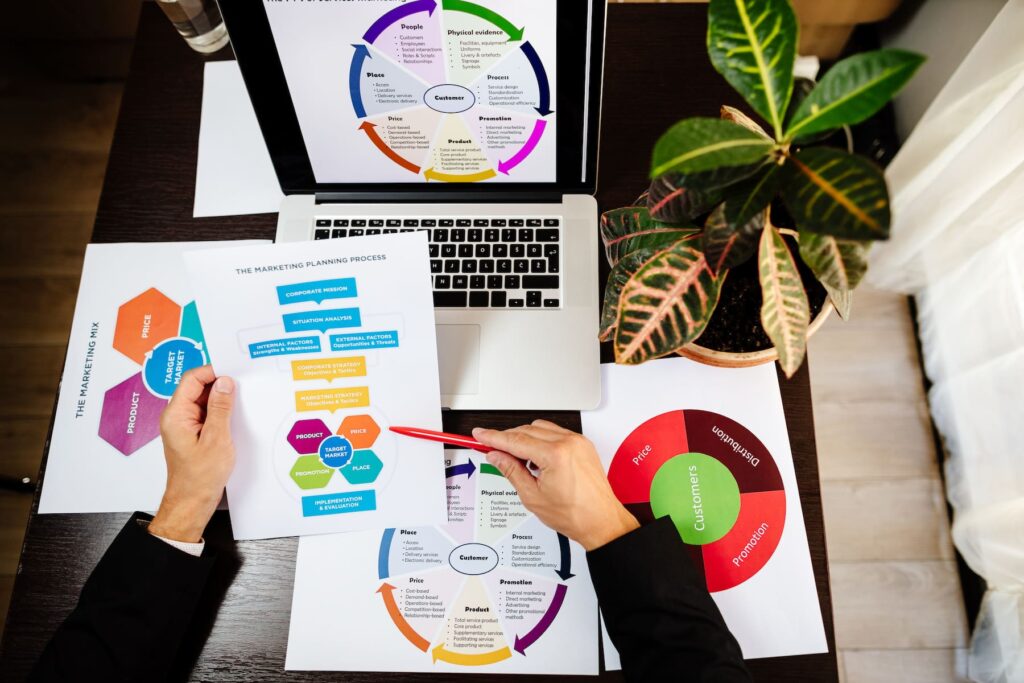 Employé tenant différents documents d'analyse marketing