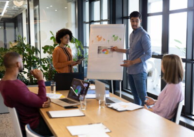 Des employés présentant la stratégie marketing de l'entreprise à ses collègues